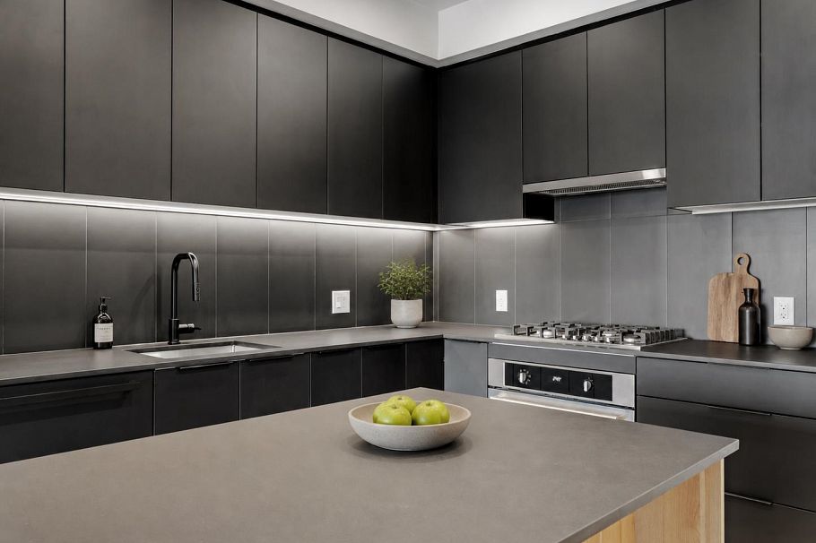 603 2450 Garden Drive Vancouver, BC - 4
