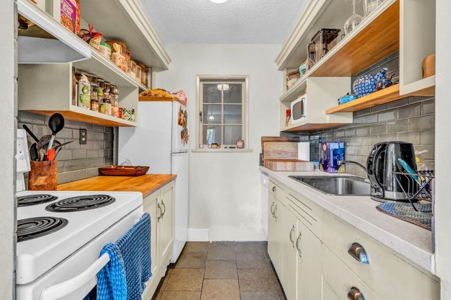 2575 W 3rd Avenue Vancouver, BC - 17