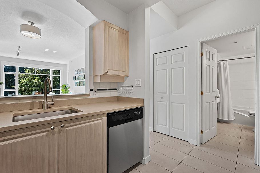 307 3600 Windcrest Drive North Vancouver, BC - 23