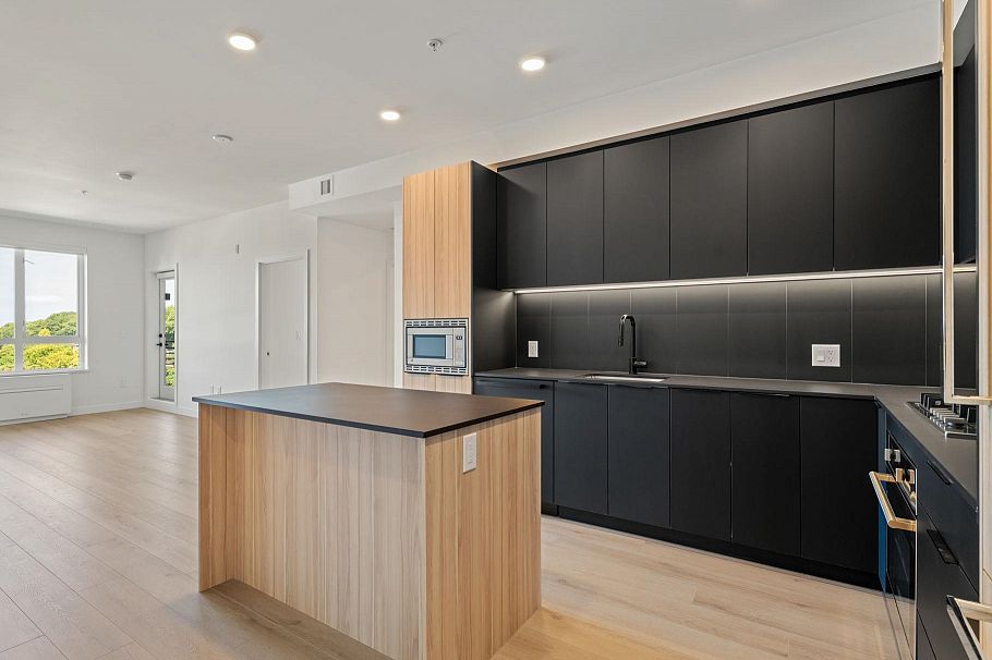 603 2450 Garden Drive Vancouver, BC - 3