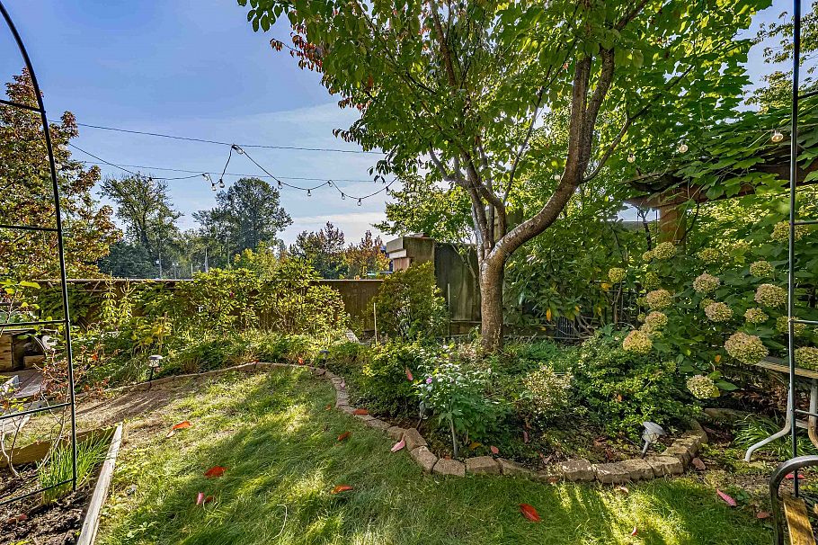 107 1633 Mackay Avenue North Vancouver, BC - 34