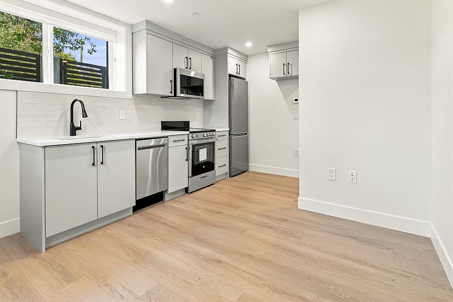 3290 E 48th Avenue Vancouver, BC - 31
