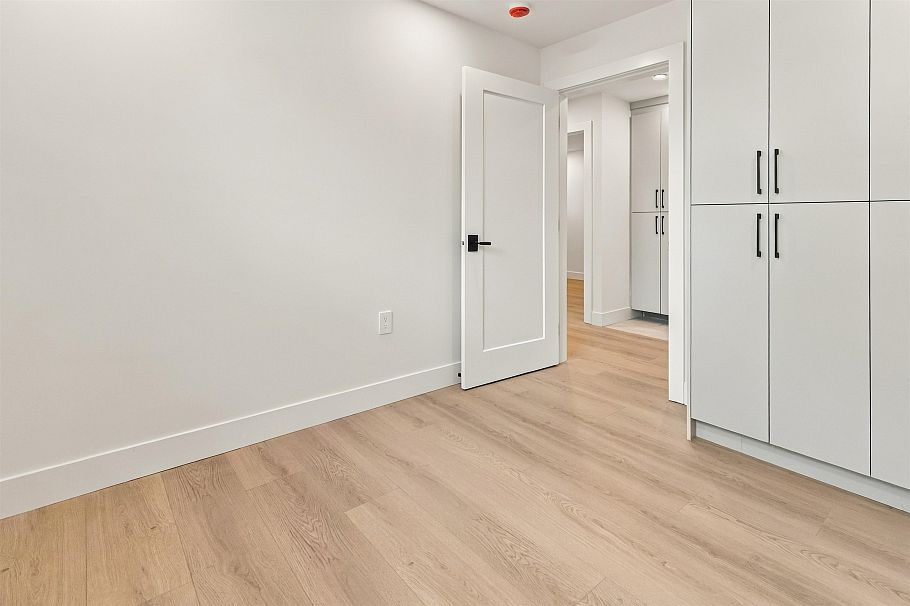 3290 E 48th Avenue Vancouver, BC - 35