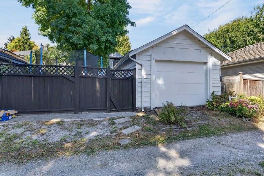 2218 E 11th Avenue Vancouver, BC - 40