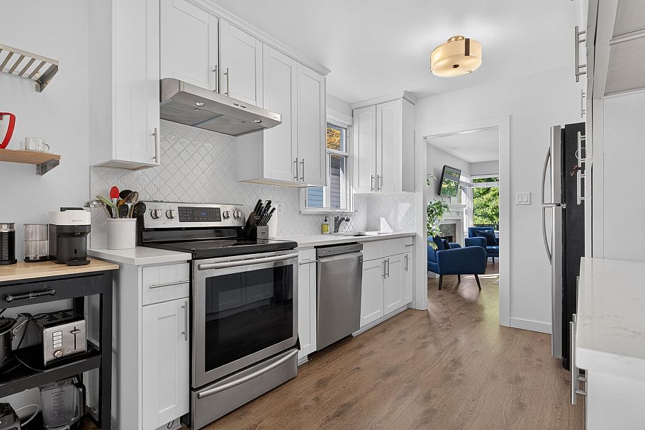 2218 E 11th Avenue Vancouver, BC - 9