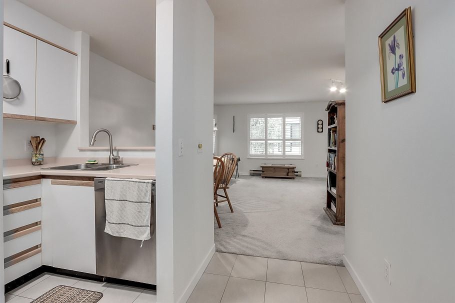 205 1535 Chesterfield Avenue North Vancouver, BC - 3