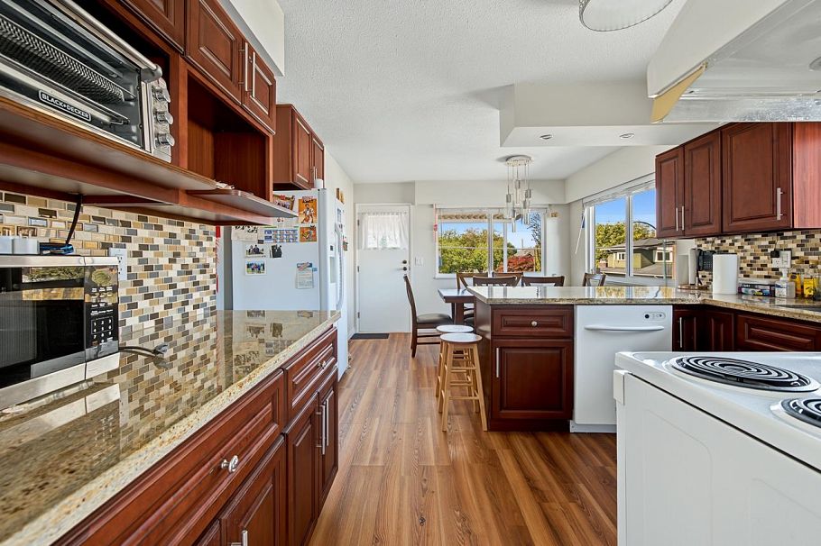 1090 E 35th Avenue Vancouver, BC - 3