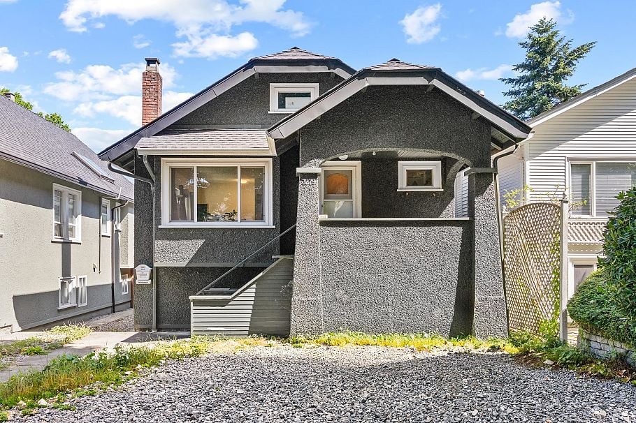 3279 W 11th Avenue Vancouver, BC - 1