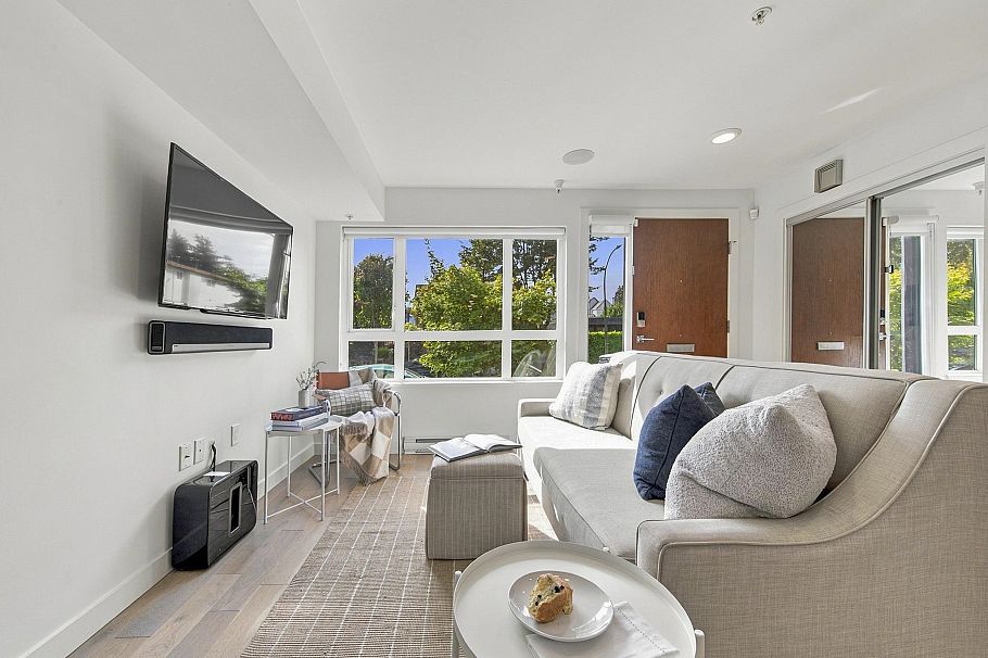 357 E 16th Avenue Vancouver, BC - 3