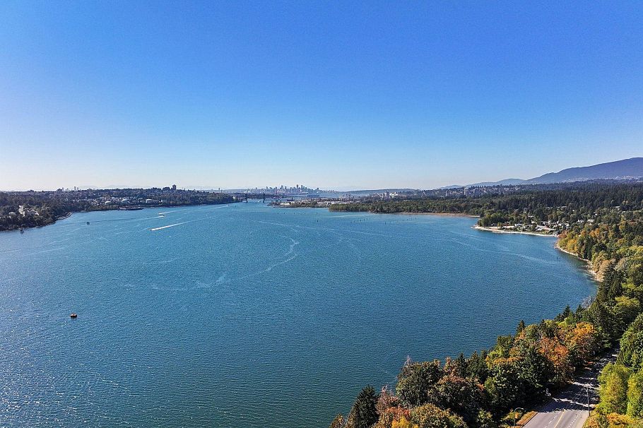 307 3600 Windcrest Drive North Vancouver, BC - 32