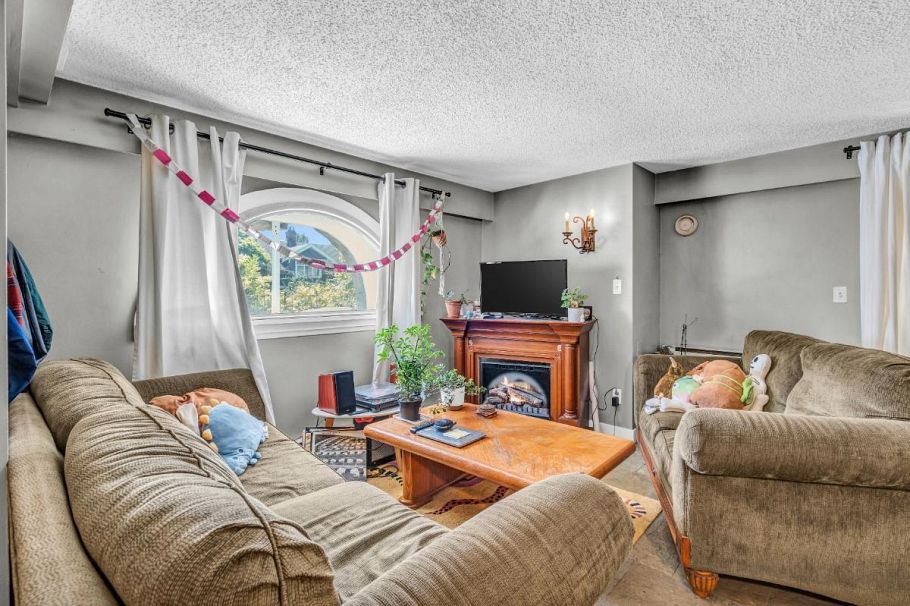 2575 W 3rd Avenue Vancouver, BC - 9