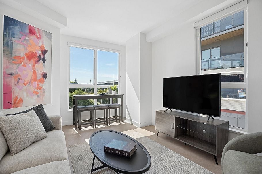 204 333 St. Davids Avenue North Vancouver, BC - 1