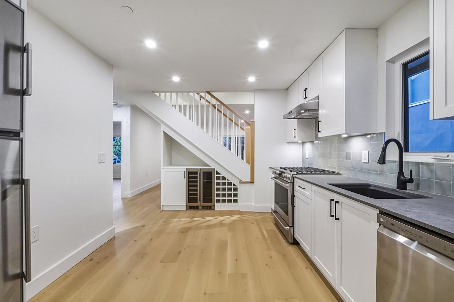 1 2339 Parker Street Vancouver, BC - 12