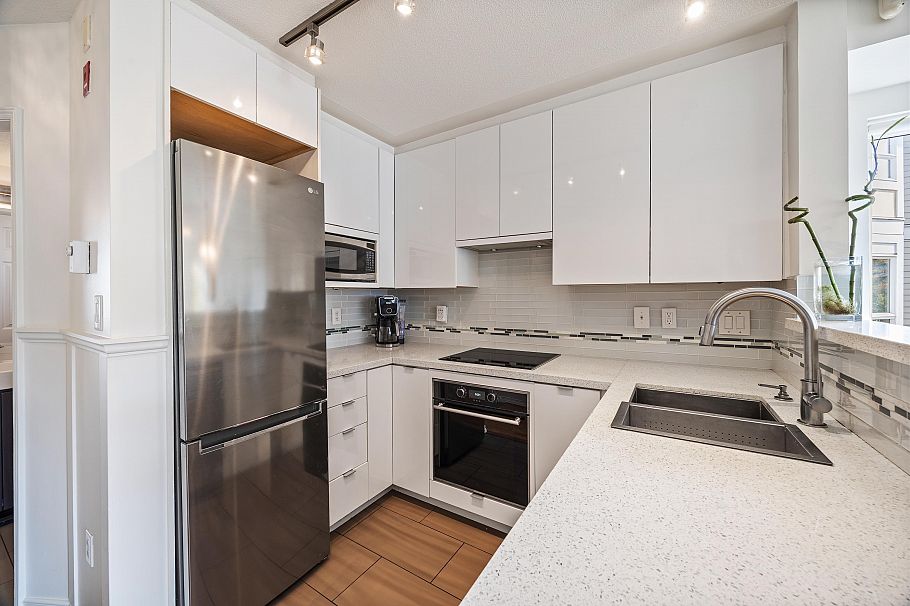 316 2565 W Broadway Street Vancouver, BC - 3