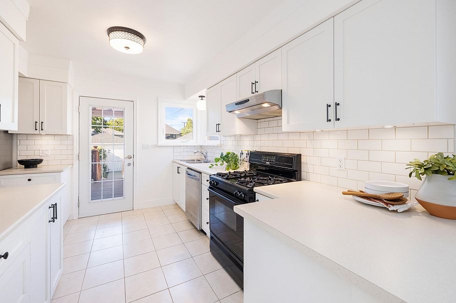 3311 W 8th Avenue Vancouver, BC - 11