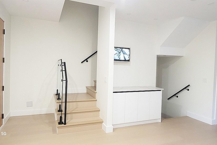 1 2741 Grant Street Vancouver, BC - 3
