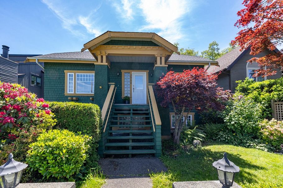 2950 W 8th Avenue Vancouver, BC - 1