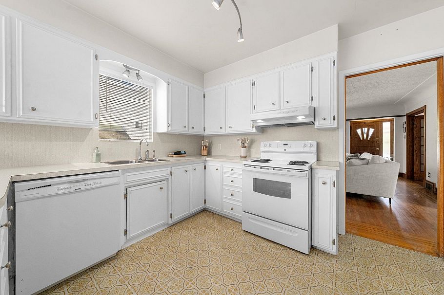 2554 Adanac Street Vancouver, BC - 17