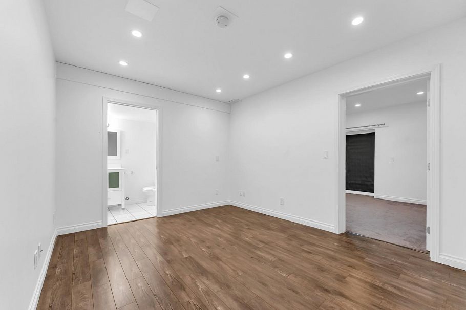 425 Tempe Crescent North Vancouver, BC - 32