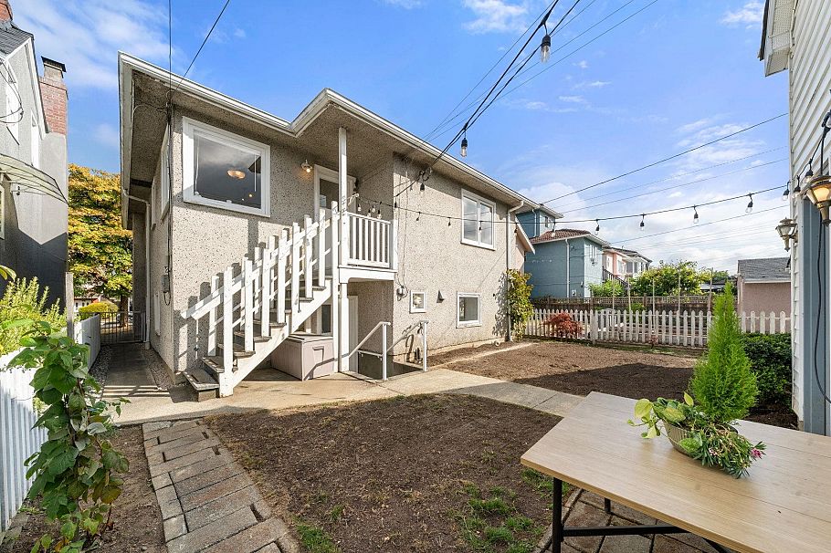 2554 Adanac Street Vancouver, BC - 38