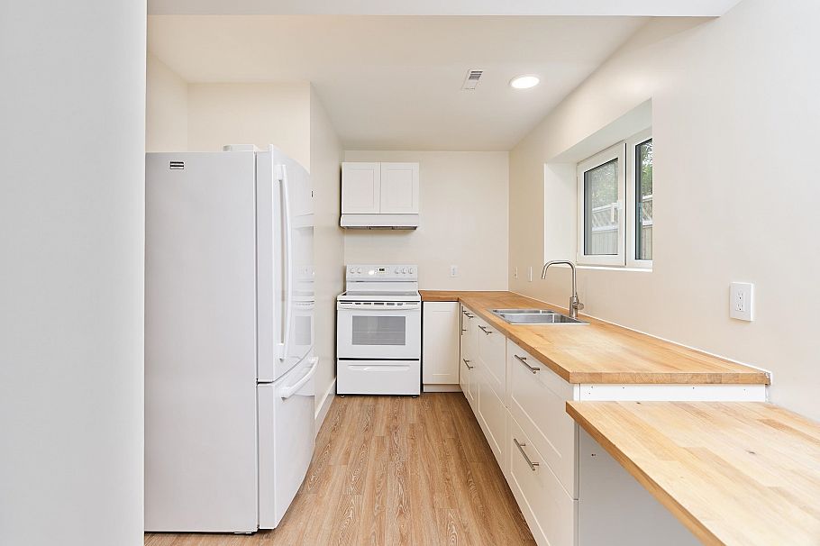 3732 W 1st Avenue Vancouver, BC - 27