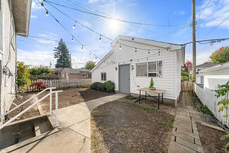 2554 Adanac Street Vancouver, BC - 37
