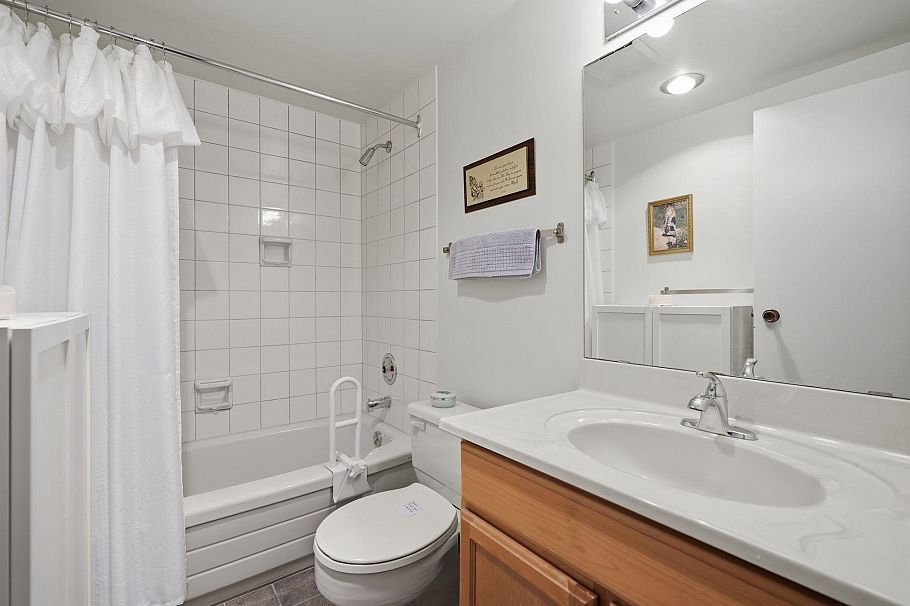 1344 W 7th Avenue Vancouver, BC - 16