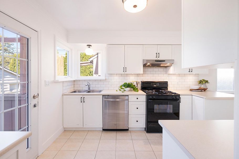 3311 W 8th Avenue Vancouver, BC - 14