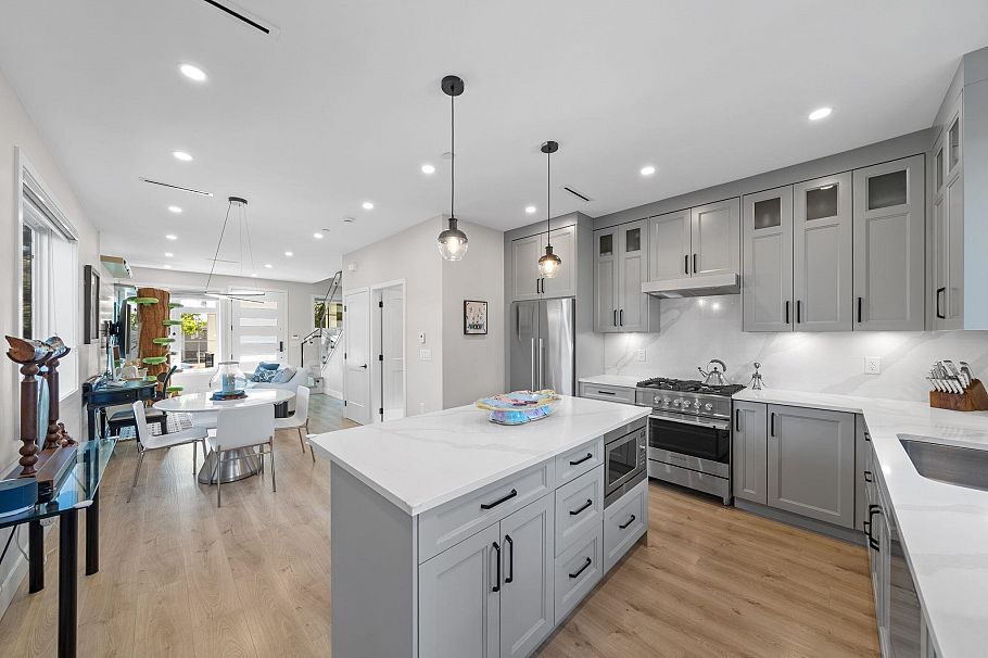 1 2749 E 54th Avenue Vancouver, BC - 5