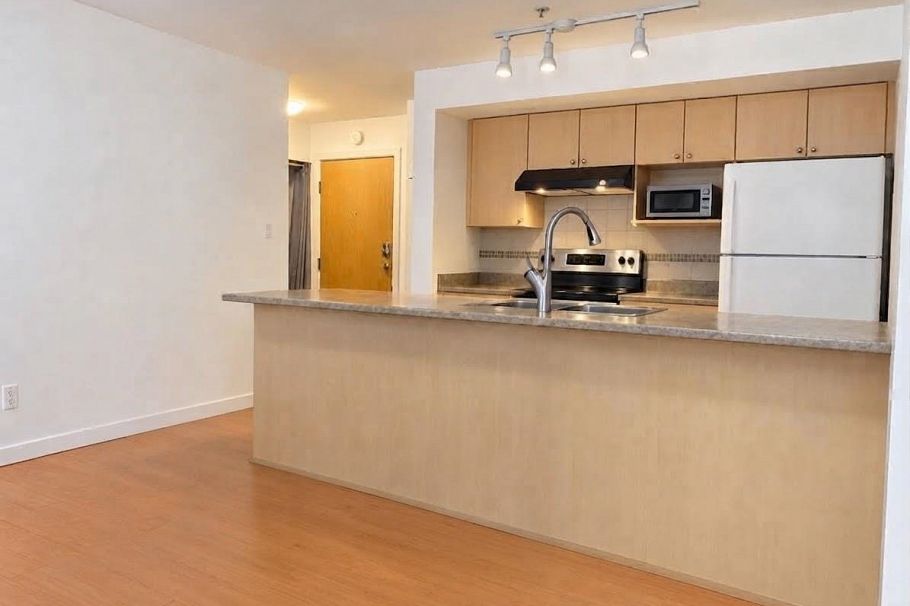 210 2891 E Hastings Street Vancouver, BC - 3