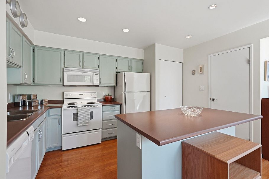 1344 W 7th Avenue Vancouver, BC - 8