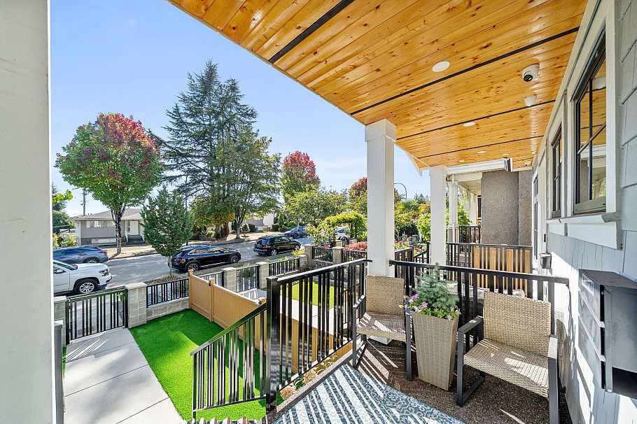 1 2749 E 54th Avenue Vancouver, BC - 2
