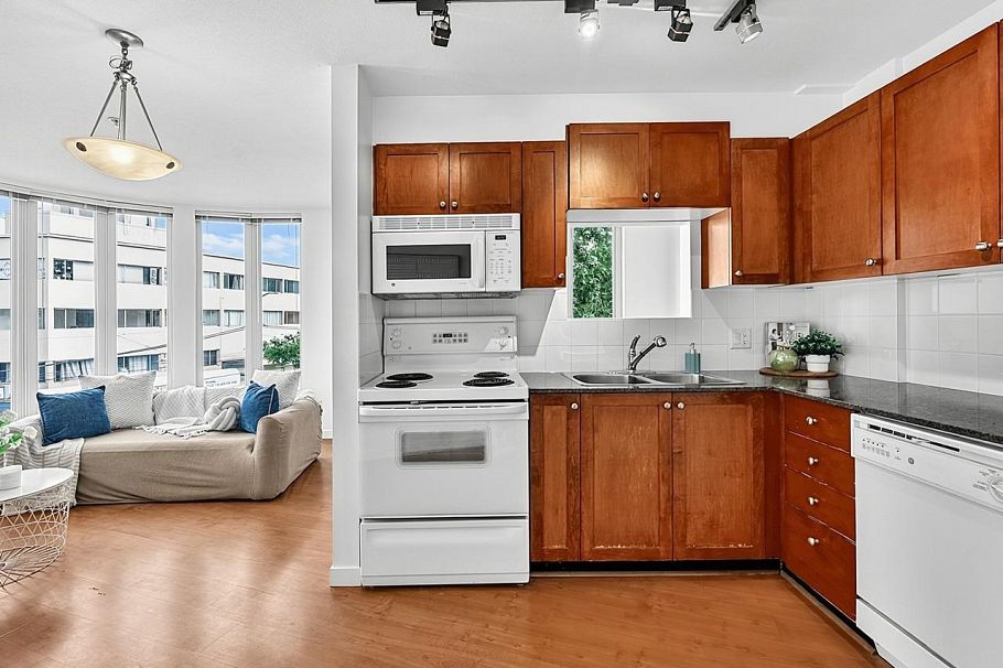 309 3089 Oak Street Vancouver, BC - 1