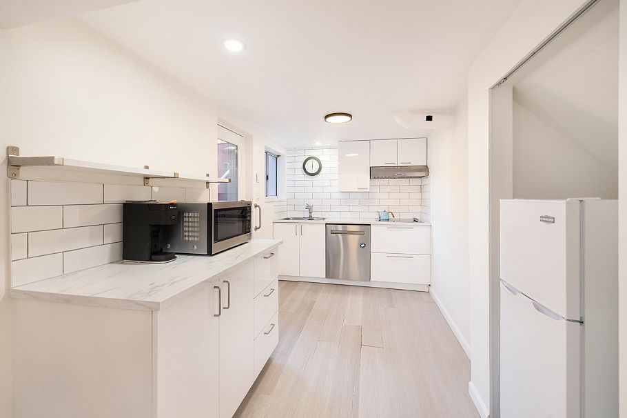 3311 W 8th Avenue Vancouver, BC - 33