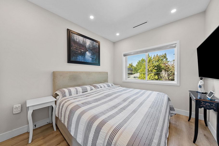 1 2749 E 54th Avenue Vancouver, BC - 16