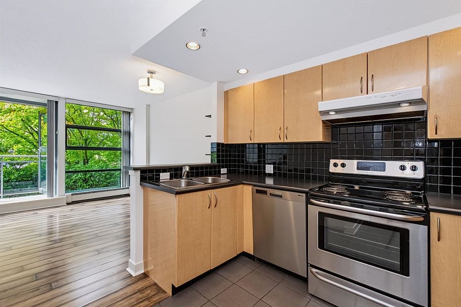 202 1688 Robson Street Vancouver, BC - 2