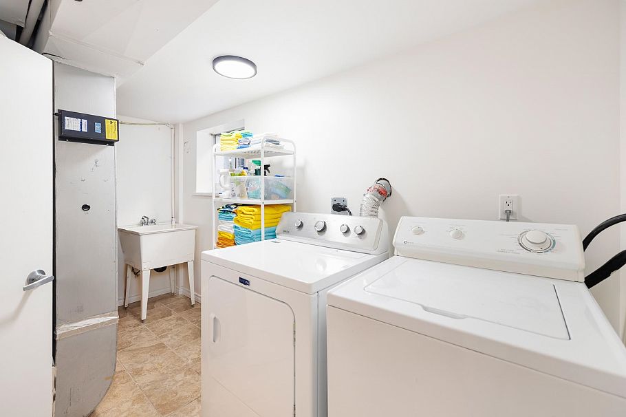 3311 W 8th Avenue Vancouver, BC - 39
