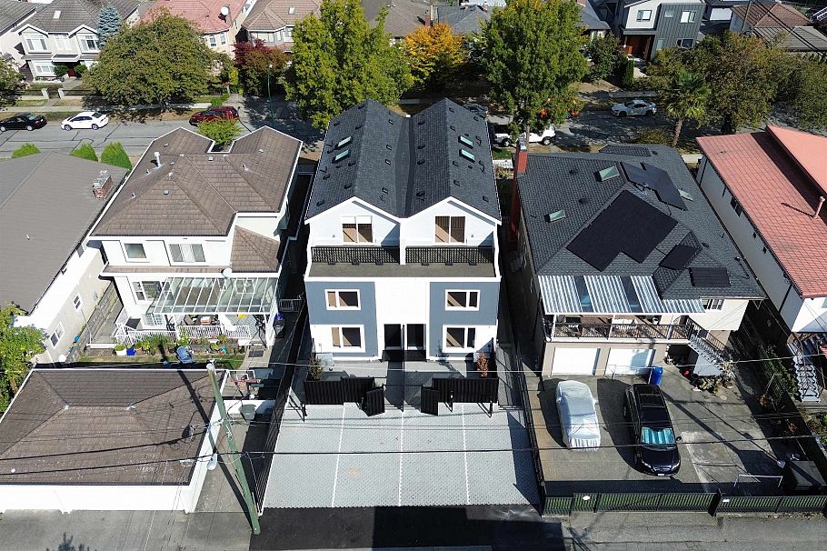 2 3268 E 18 Avenue Vancouver, BC - 36