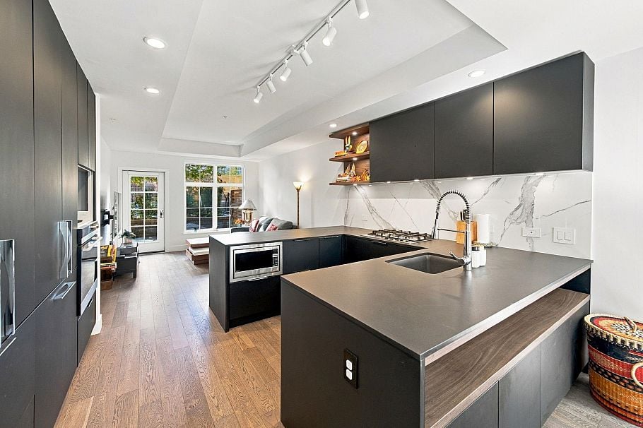 135 2070 Curling Road North Vancouver, BC - 2