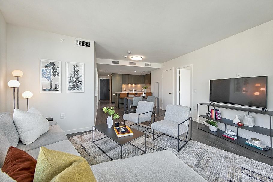 907 112 E 13th Street North Vancouver, BC - 13