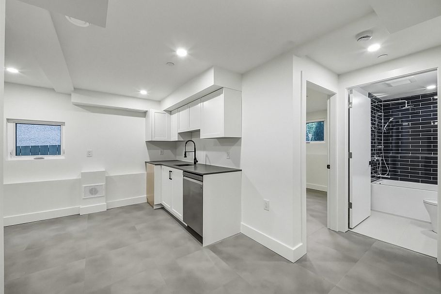 1 2339 Parker Street Vancouver, BC - 19
