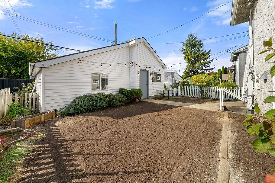2554 Adanac Street Vancouver, BC - 35