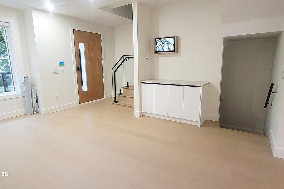 1 2741 Grant Street Vancouver, BC - 5