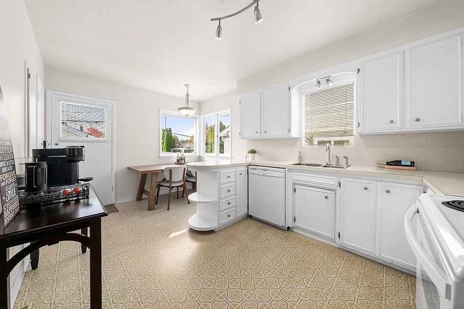2554 Adanac Street Vancouver, BC - 14