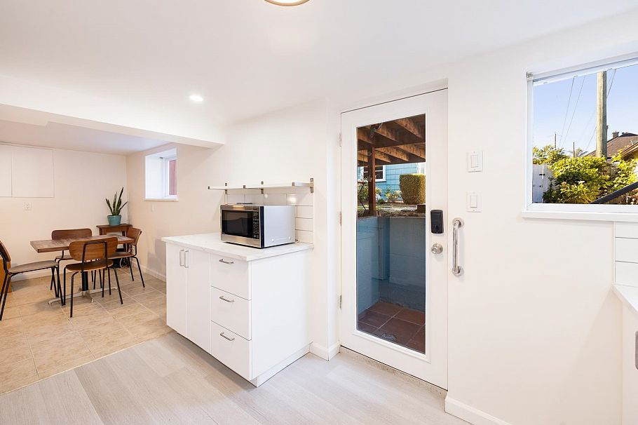 3311 W 8th Avenue Vancouver, BC - 32
