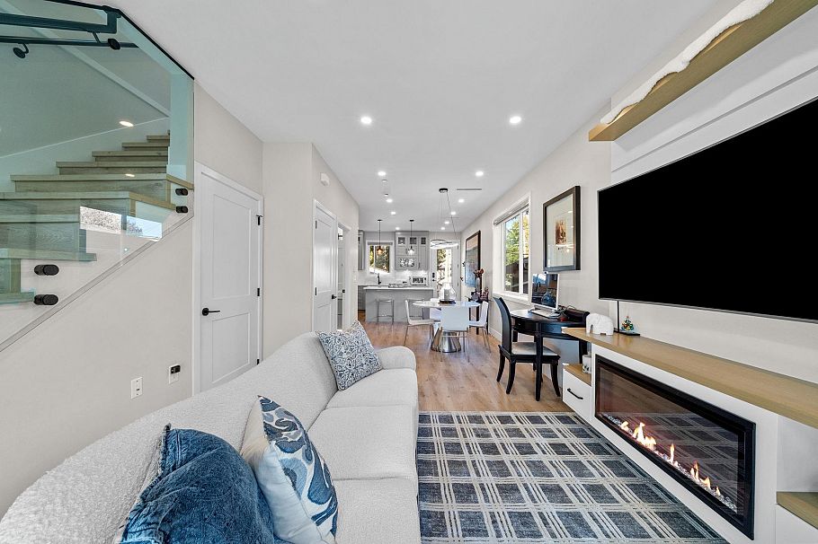 1 2749 E 54th Avenue Vancouver, BC - 9