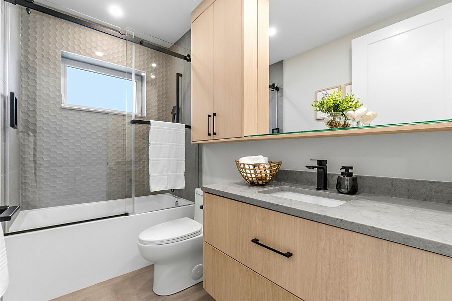 2 1826 E 2nd Avenue Vancouver, BC - 26