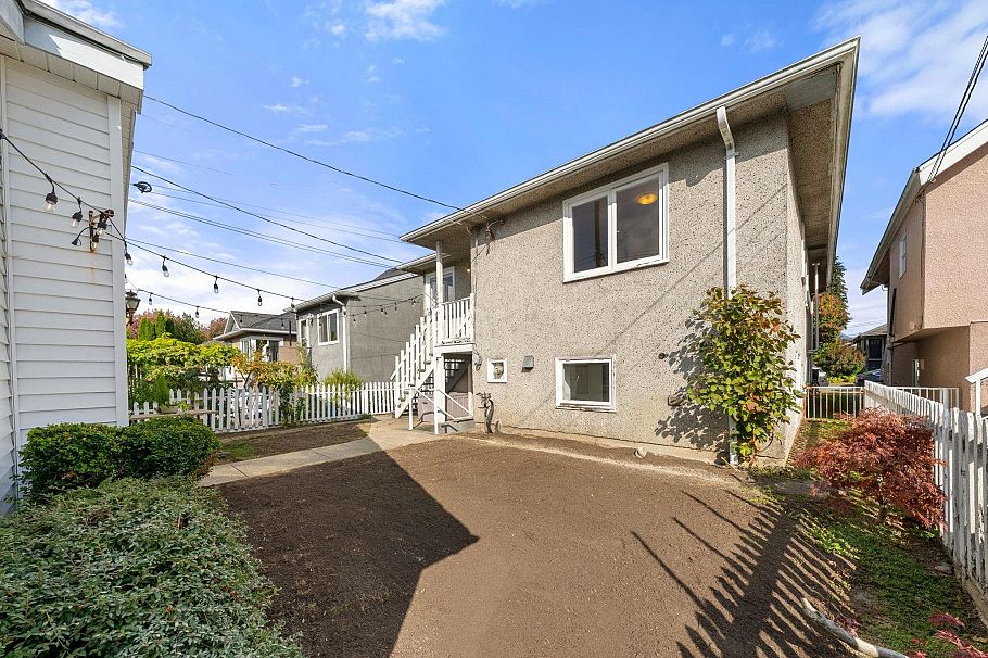 2554 Adanac Street Vancouver, BC - 36
