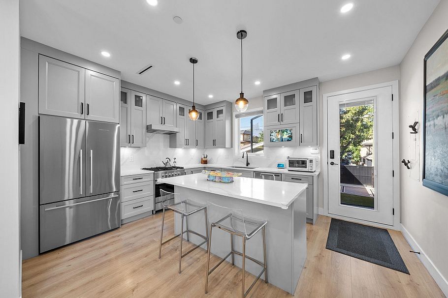 1 2749 E 54th Avenue Vancouver, BC - 4