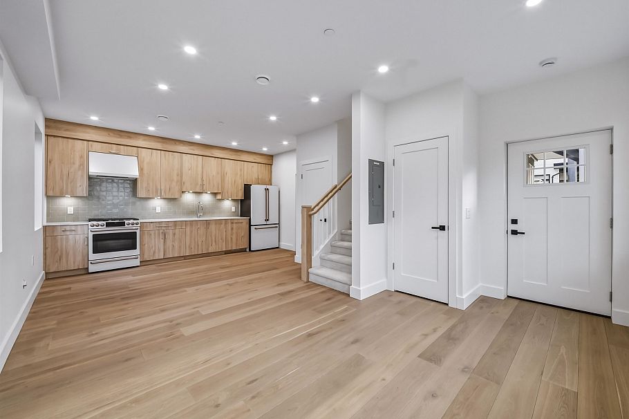 2 2339 Parker Street Vancouver, BC - 2
